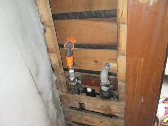 腐食した配管を撤去　壁を開口し配管を外に出します