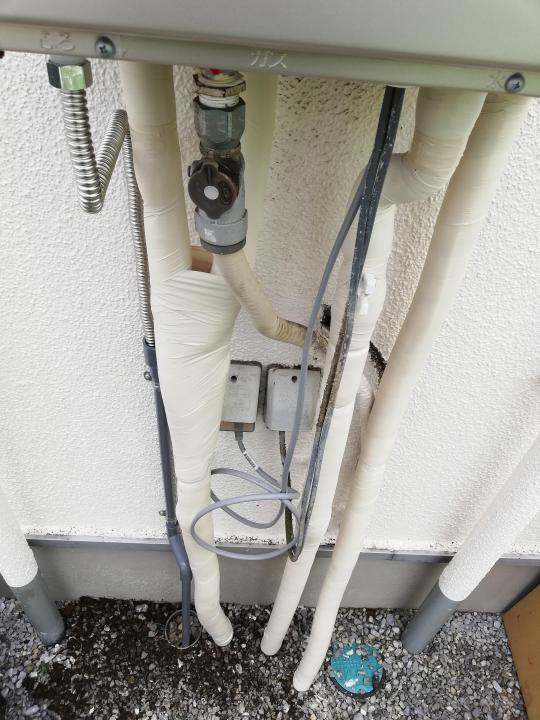 給水・給湯・ガス配管接続。配管の保温材もキレイに巻きなおしました。